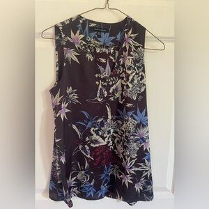 Judith & Charles V-Neck sheath top